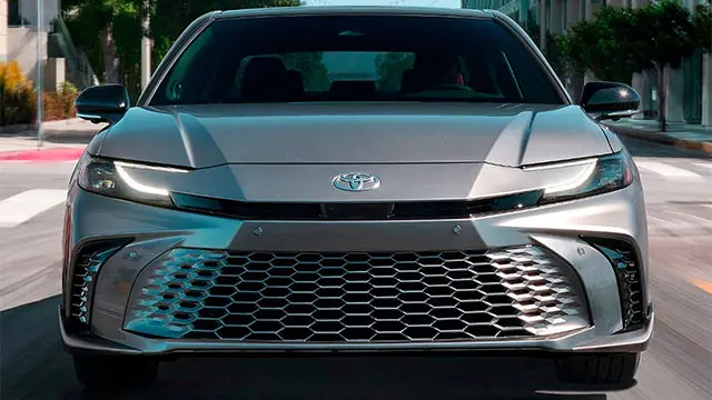 التصميم الخارجي لسيارة تويوتا كامري 2025