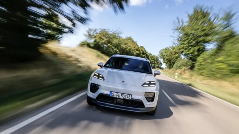 “패키지 하나로 최대 45% 아꼈다” 22kW 완속충전까지 기본 넣은 독일산 전기 SUV, 정체는?
