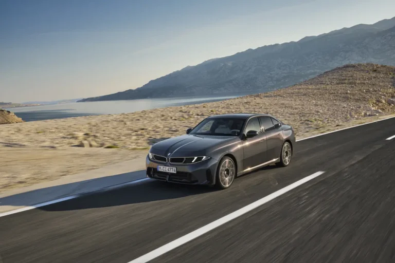 BMW가 14.9인치 화면을 17.9인치로 키우고, 산 뒤에도 기능을 얹는 세단을 내놨다